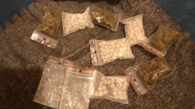 Ziepniekkalnā pie narkodīlera atrastas ekstazī tabletes un marihuāna