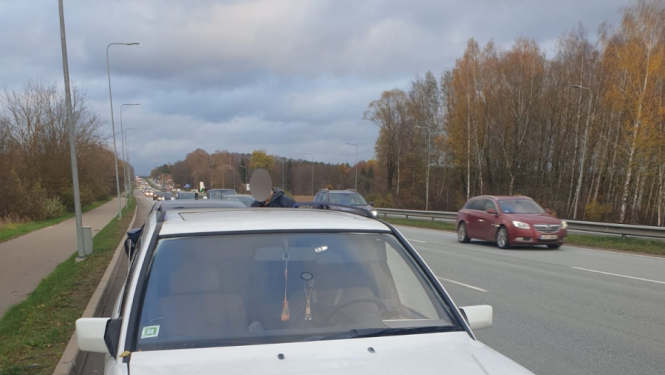 Cenšoties izvairīties no fotoradara, automašīnai uzliek ceļmalā atrastu numurzīmi