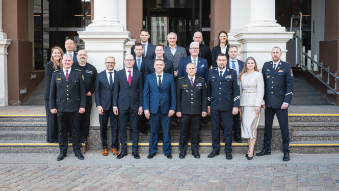 Valsts iestāžu un dienestu pārstāvju kopbilde pie reprezentablas ēkas ieejas