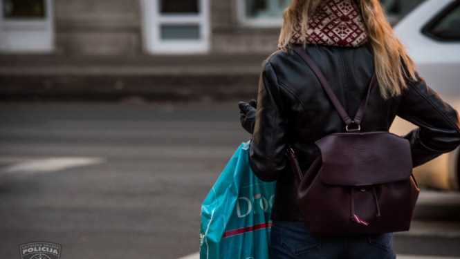 Rīgas Centrālās stacijas tunelī policisti notver kabatzagli vēl pirms cietusī konstatē maka pazušanu