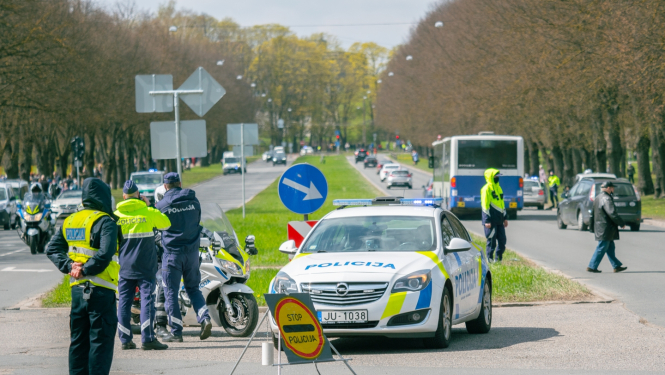 Policisti un policijas transports 