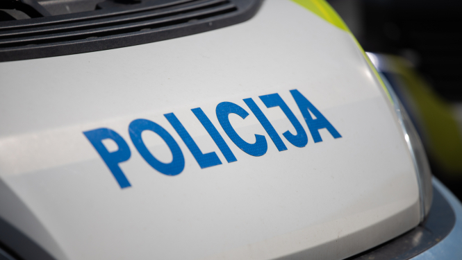 policijas automašīna