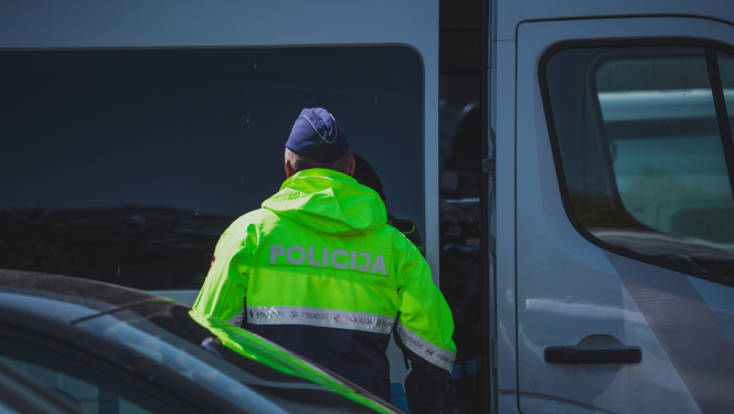 Policista mugura un policijas uzraksts