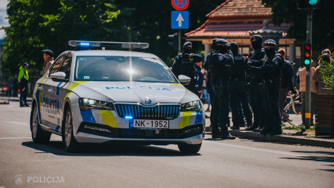 Policisti un policijas mašīna