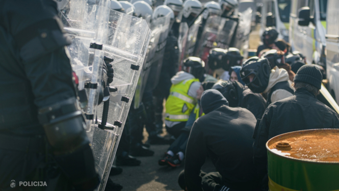 Sprādzienu un sirēnu pavadībā aizvadītas Speciālo uzdevumu bataljona mācības pūļa savaldīšanā