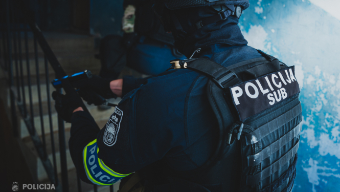 Valsts policijas Speciālo uzdevumu bataljona darbinieki taktiskajā ekipējumā pārvietojas pa nolietotas ēkas kāpņutelpu operācijas laikā