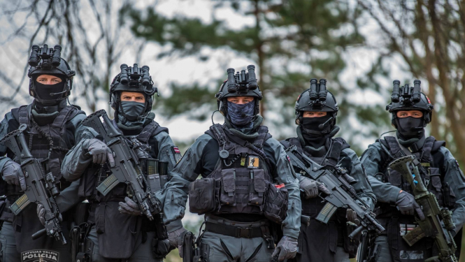 Valsts policijas pretterorisma vienības OMEGA kaujinieki pilnā ekipējumā