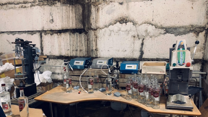 Atklāta nelikumīga alkohola ražotne ar 10 tonnām nezināmas izcelsmes alkohola