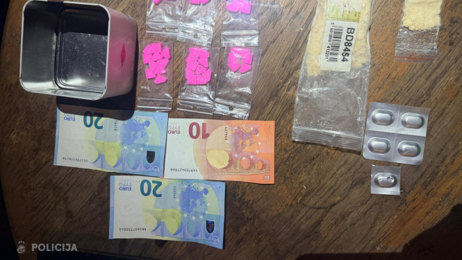 likumsargu atsavinātās narkotikas un skaidra nauda