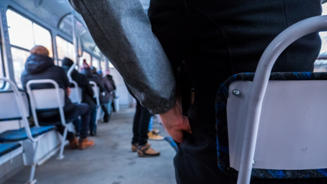 Policisti pa karstām pēdām pie Rīgas Centrālās stacijas aiztur kabatzagli