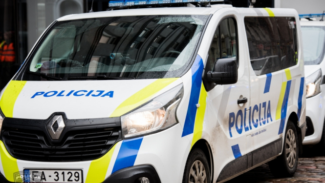 Pie veikala Ziepniekkalnā ar velosipēdu saslēgu smagi piekauj vīrieti; aizdomās turētais nekavējoties aizturēts