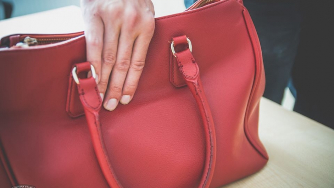 Ķengaragā policisti notver rūdītu somiņu zagli un laupītāju