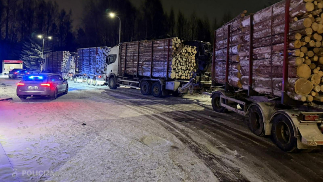 kravas mašīnas ar baļķiem