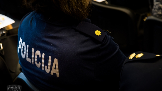 Aizdomās par vīrieša nosišanu un izmešanu pa logu policisti Juglā aiztur trīs personas