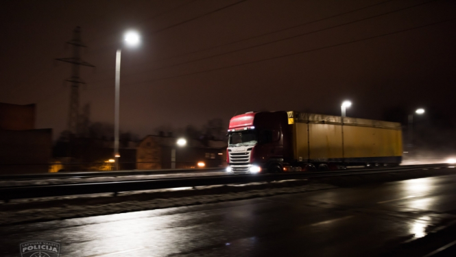 Purvciemā aizdomās par degvielas zādzību no smagās automašīnas aizturējām vīrieti