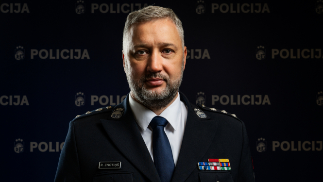 Amatpersona uz zilā fona