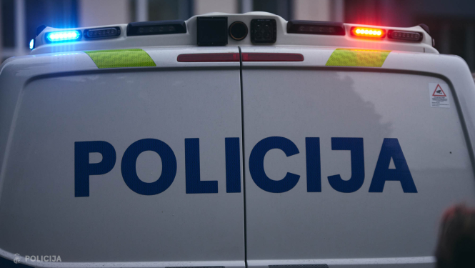 Valsts policijas busiņš ar ieslēgtām bākugunīm