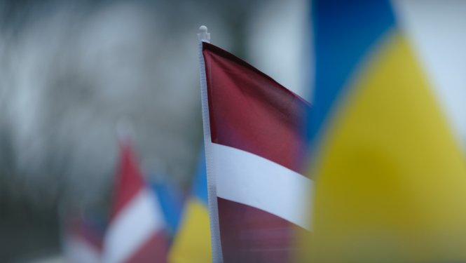 Tuvplānā redzami Latvijas un Ukrainas karogi