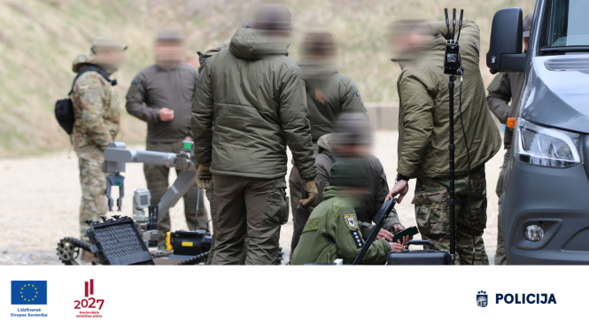 Valsts policijas amatpersonas un sadarbības partneri apmācību laikā pie speciālā aprīkojuma un transportlīdzekļa