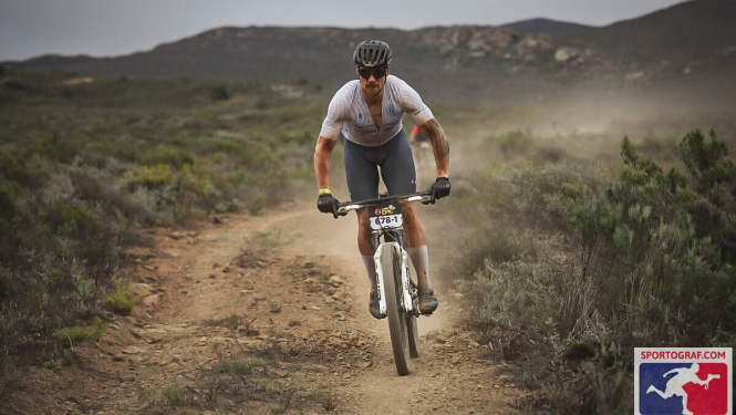 Valsts policijas darbinieks MTB sacensībās 