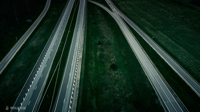 ilustratīvs foto ar lielceļa skatu no augšas