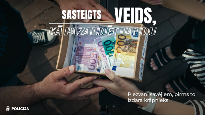 Reklāmas vizuālis par telefonkrāpšanu, divi cilvēki tur atvērtu kasti ar eiro banknotēm, virsū uzraksts “Sasteigts veids, kā pazaudēt naudu”, apakšā aicinājums “Piezvani savējiem, pirms to izdara krāpnieks”