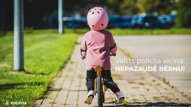 bērns uz skrejriteņa brauc pa ietvi