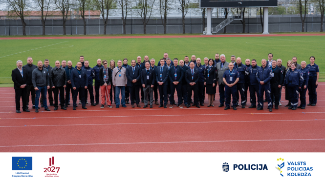 Grupas foto stadionā, kurā redzami Valsts policijas, Valsts policijas koledžas un sadarbības partneru pārstāvji