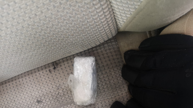 Pelēks sainītis, iespējams, narkotiskās vielas uz automašīnas aizmugurējā sēdēkļa