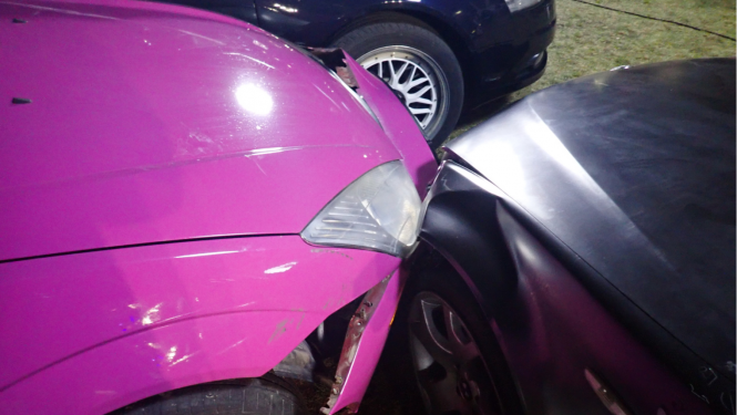 Trīs automašīnu sadursme, redzami bojāti motora pārsegi