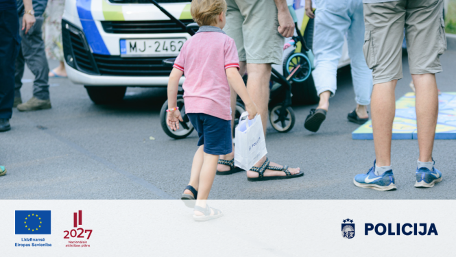 Bērns ar policijas auto 