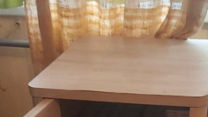 Skapītis ar atvērtām durvīm, iekšā redzami vairāki cigarešu bloki