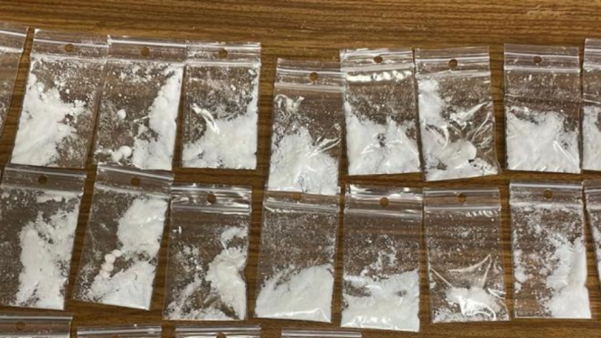 Caurspīdīgos plastikāta maisiņos balta pulverveida viela