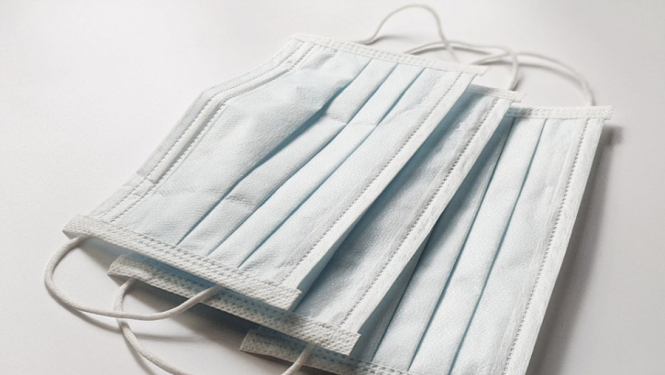 Par neeksistējošu medicīnisko masku un dezinfekcijas līdzekļu tirgošanu aiztur sievieti