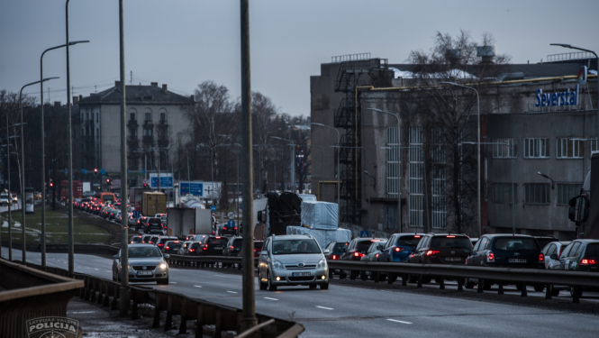 automašīnas brauc pa ceļu; ceļu satiksme 