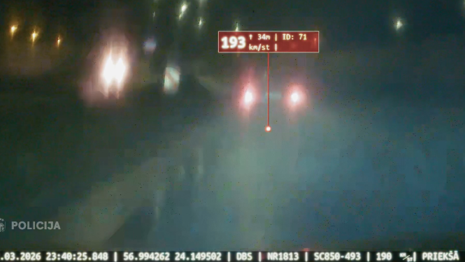 "BMW” vadītājs Rīgā bēg no policijas