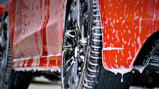 Sarkana automašīna ar ziepju putām