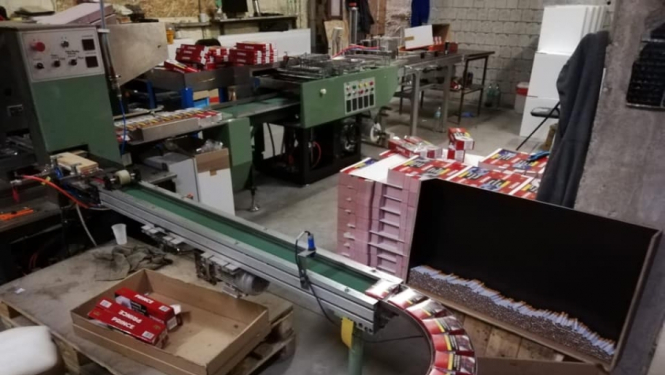 Valsts policija Jelgavas novadā konstatē vienu no lielākajām nelegālo cigarešu ražotnēm valsts vēsturē