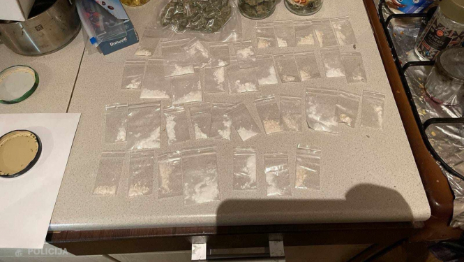 Automašīnas apturēšana Rīgā beidzas ar dažādu narkotisko vielu izņemšanu