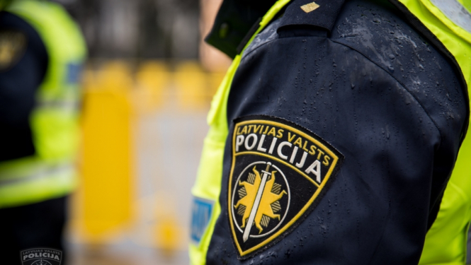 Valsts policija noskaidroja iespējamo vainīgo, kurš ziņoja par viltus spridzināšanas draudiem kādā Rīgas skolā