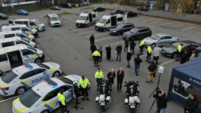 Valsts policijas transportlīdzekļi pusaplī; Valsts policijas amatpersonas
