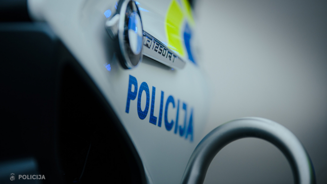 policijas uzraksts uz motocikla