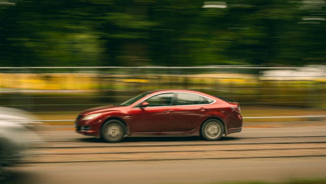 Automašīna satiksmē