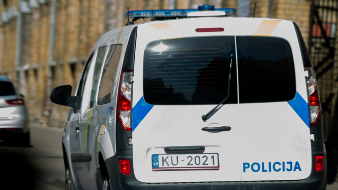 Policijas automašīna pie iecirkņa