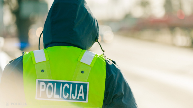 Valsts policijas darbinieks no mugurpuses