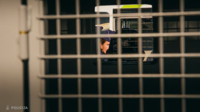 Valsts policijas transportlīdzekļa restes