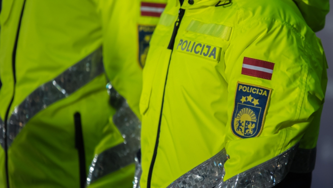 Administratīvā kārtībā aizturēts vīrietis, kurš stiprā alkohola reibumā pa Rīgas ielām staigājis ar gāzes ieroci rokās