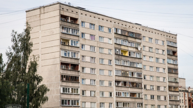 Rīgā aizdomās turētais pēc dzīvokļa aplaupīšanas izlec no piektā stāva un aizbēg