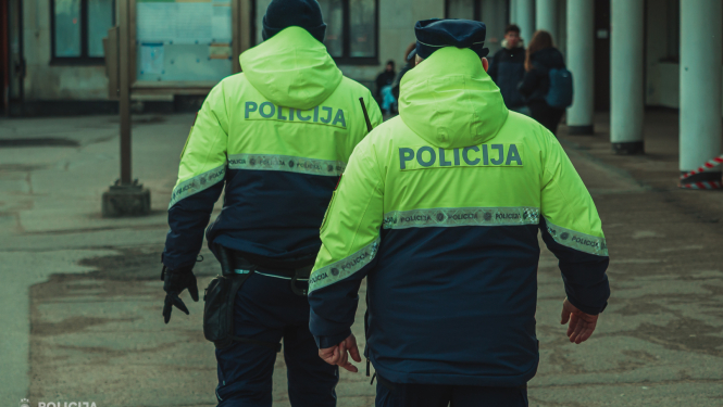 policisti Stacijas laukumā