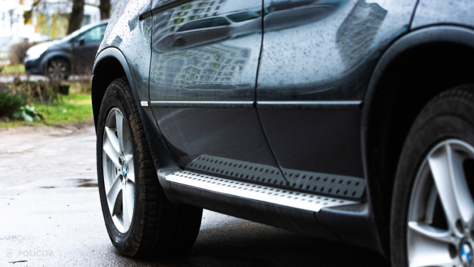 mašīnas riteņi lietū